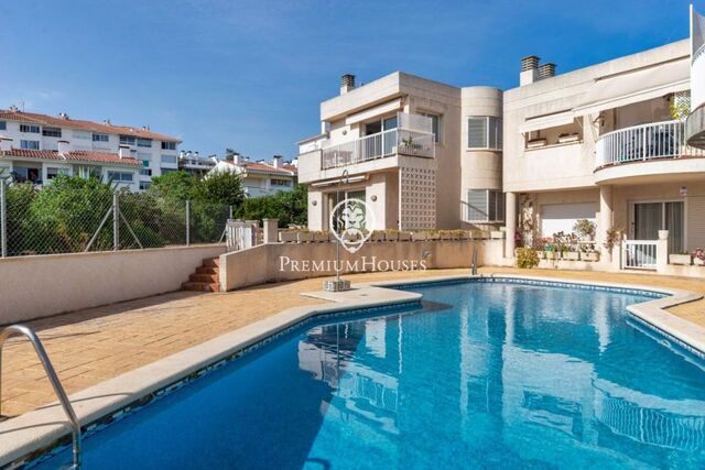 Casa adosada en primera línea en venta en Aiguadolç