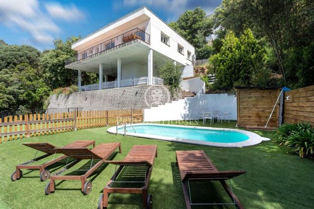 Casa en venta con piscina en Sant Cebrià de Vallalta