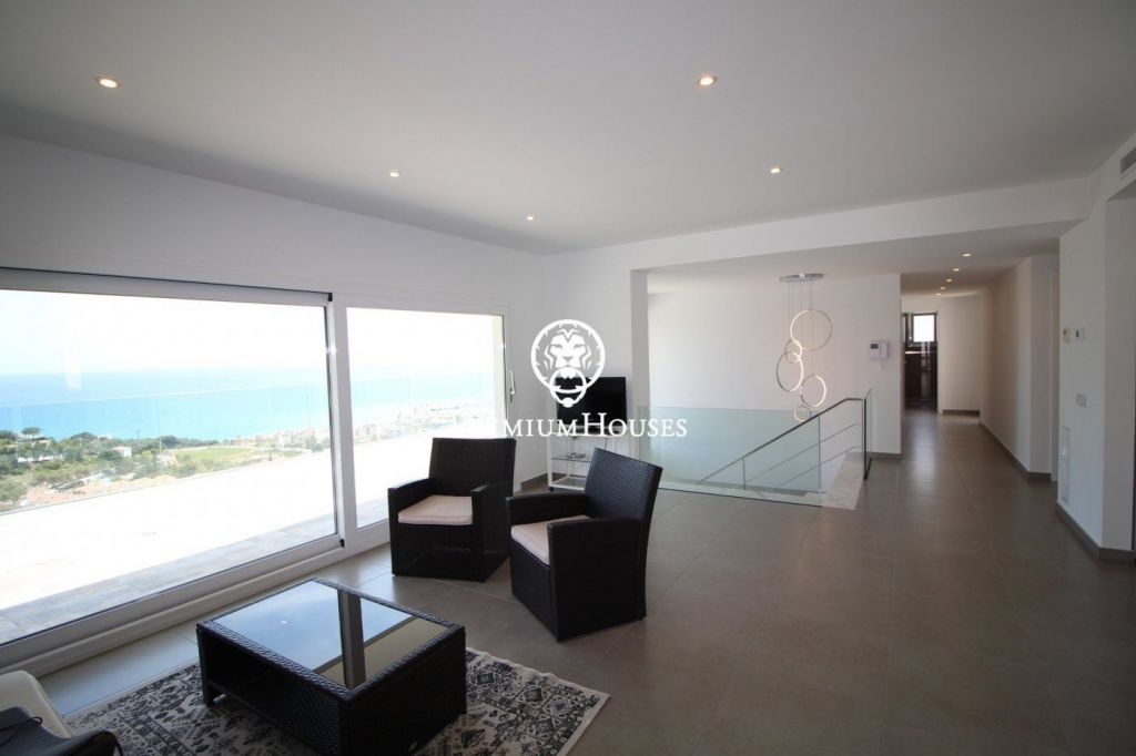 Casa moderna amb impressionants vistes al mar a la venda a Levantina