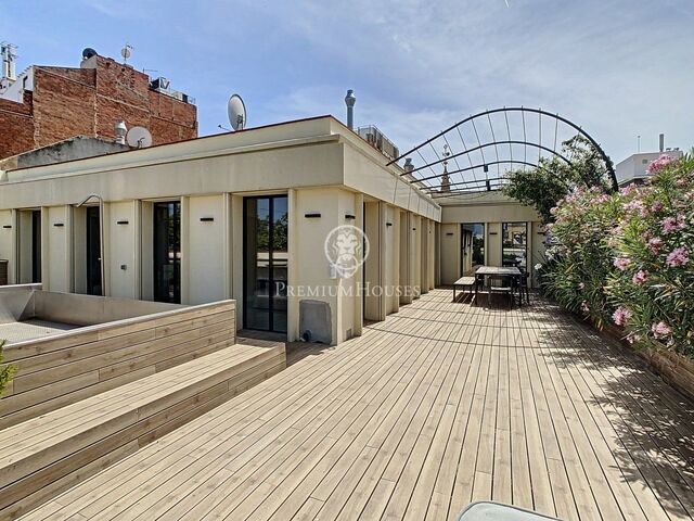 Magnificent penthouse with swimming pool for sale in the centre of Barcelona.