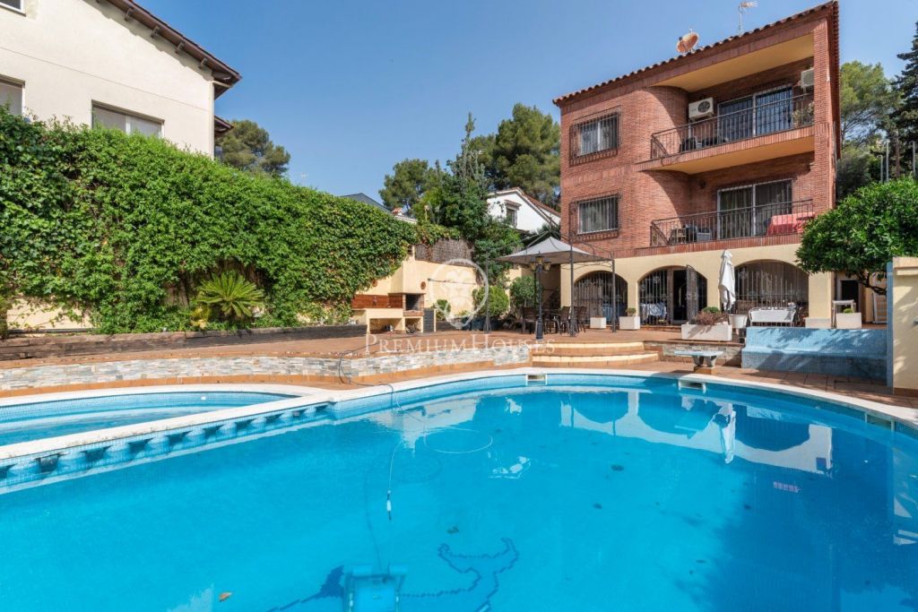 Exclusiva casa con piscina y jardín en Montemar