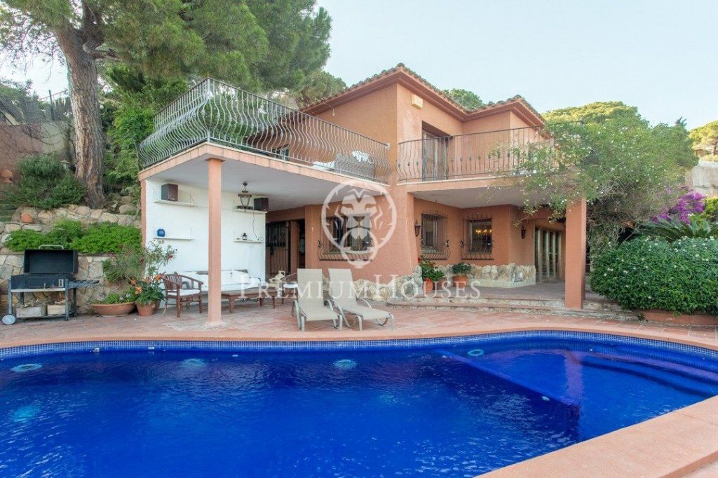 Casa en alquiler con piscina y vistas en Lloret de Mar