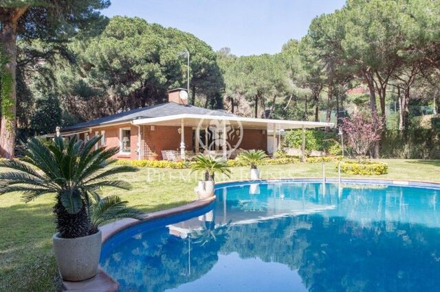 Villa méditerranéenne composée de quatre maisons dans un jardin d