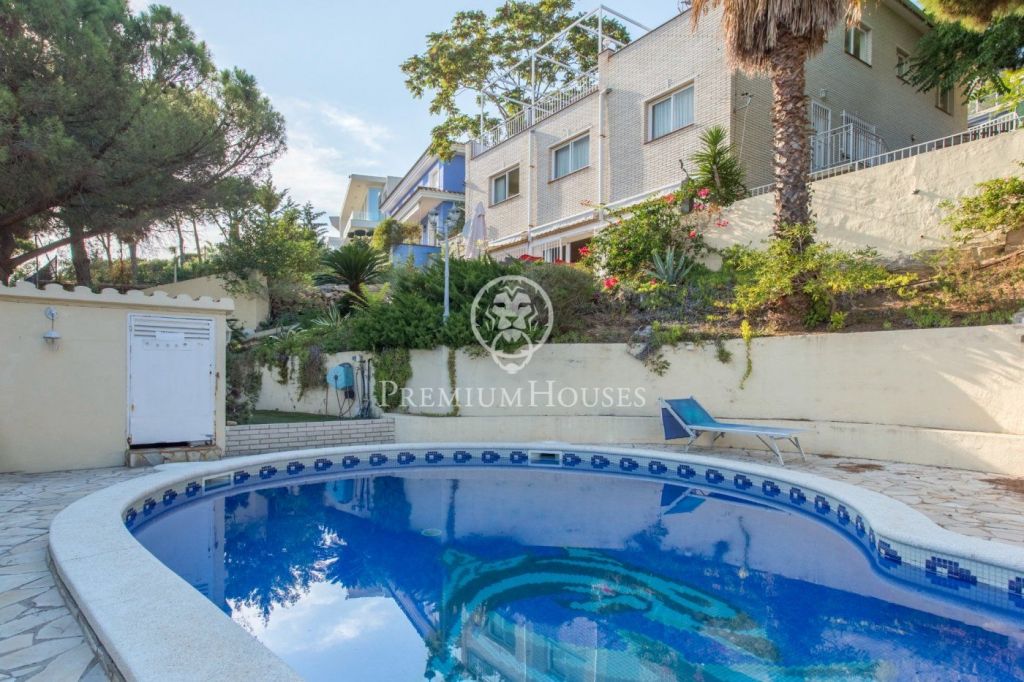 Magnífica casa en venta con piscina, vistas al mar y licencia turística en Lloret de Mar