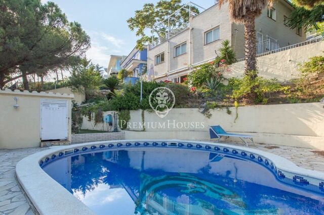 Magnifique maison à vendre avec piscine, vues sur la mer et licence touristique à Lloret de Mar
