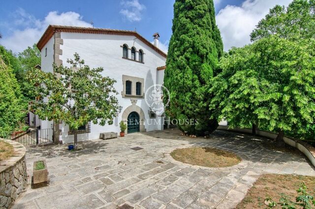 Centrally located country house for sale in Orrius, with business in operation (hotel business).