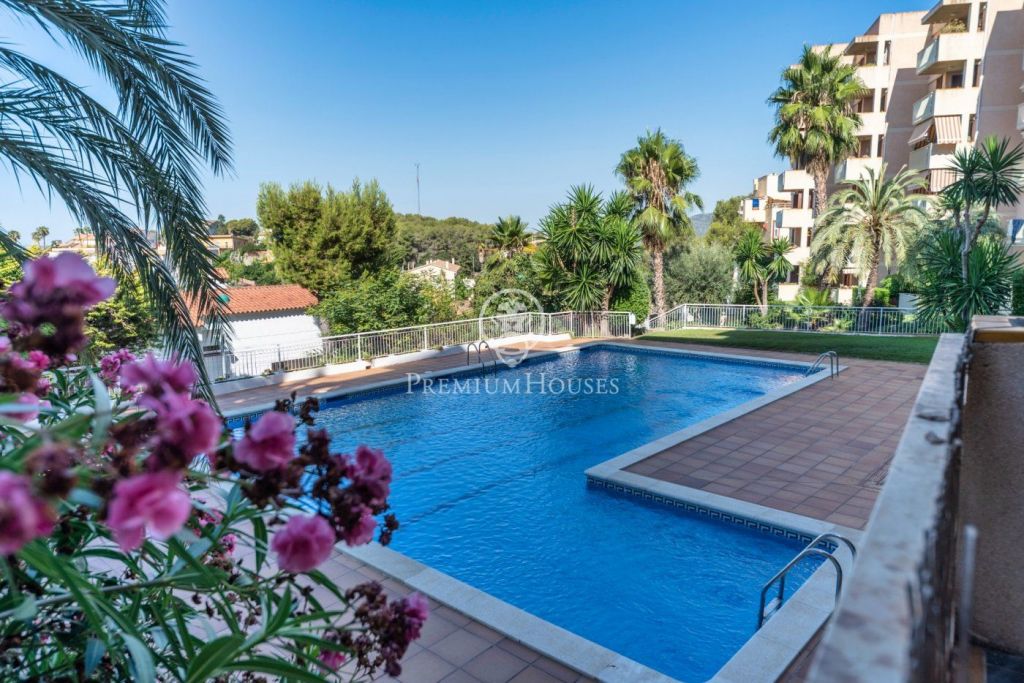 Magnífic pis amb terrassa i piscina comunitària a Vallpineda