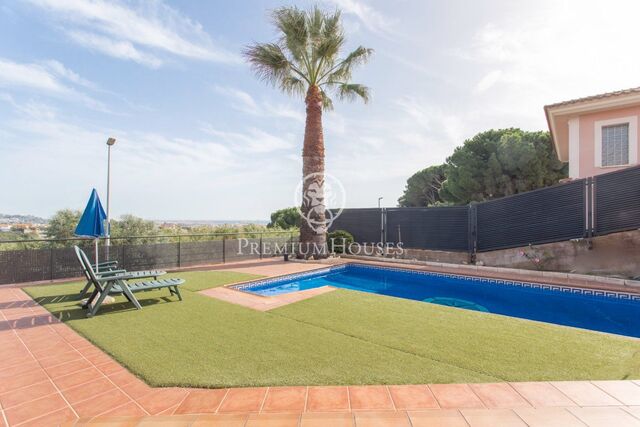 House for sale with views and swimming pool in Calella