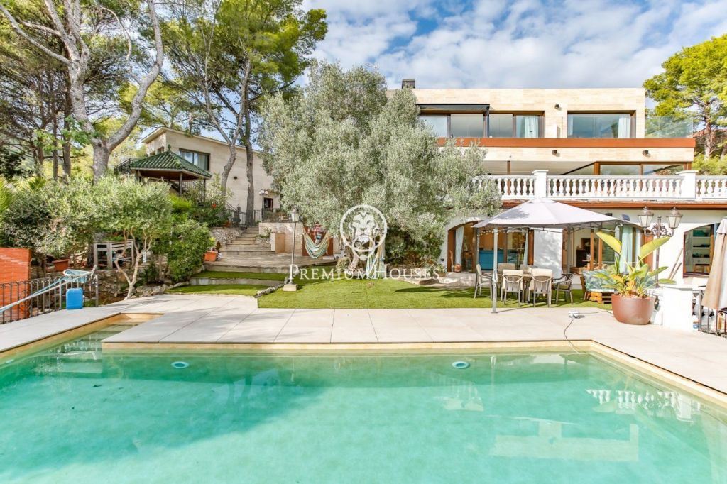 Magnifica casa con gran jardín y vistas panorámicas al mar a la venta en Montemar, Castelldefels