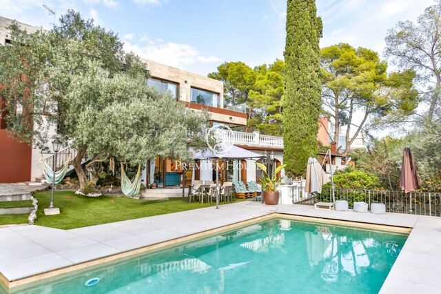 Magnifica casa amb gran jardí i vistes panoràmiques a la mar a la venda en Montemar, Castelldefels