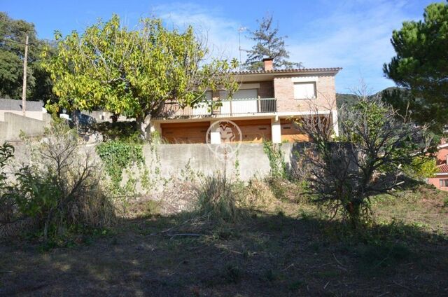 House for sale for renovation with sea views in Cabrils