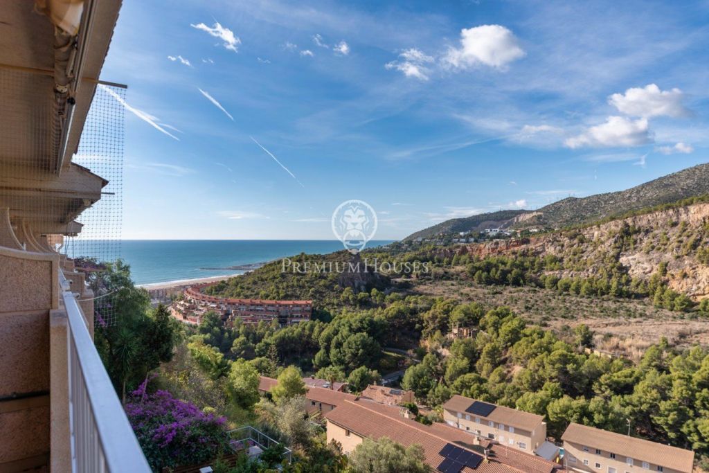 Casa adossada a la venda amb vistes mar i muntanya a Les Botigues de Sitges