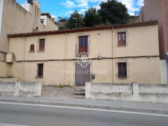 Casa de poble a reformar en venda en el centre d'Arenys de Munt.