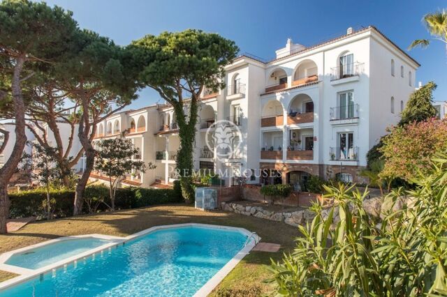Spacious flat for sale in Lloret de Mar with communal swimming pool