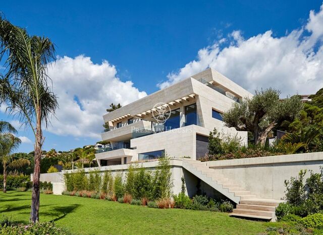 Maison en pierre naturelle et vues vertigineuses à vendre à Lloret de Mar