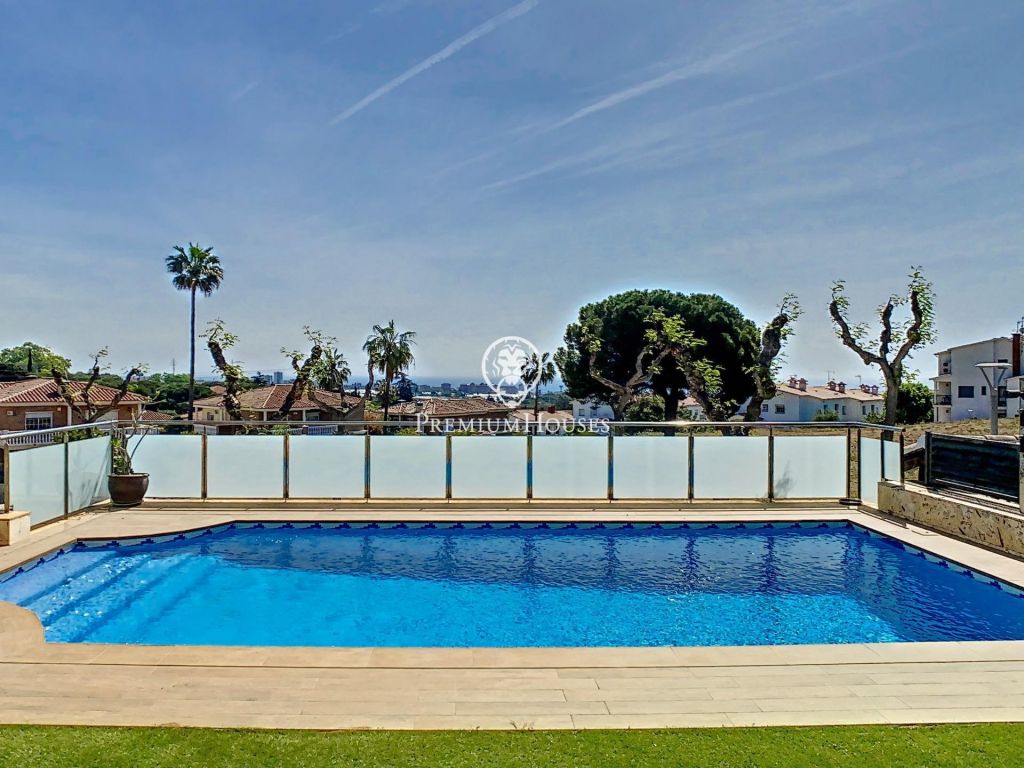 Casa amb piscina en venda en Premia de Dalt