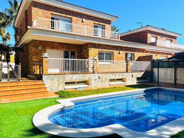 Красивый двухквартирный дом с садом и бассейном на продажу в Рода де Бара, Таррагона.