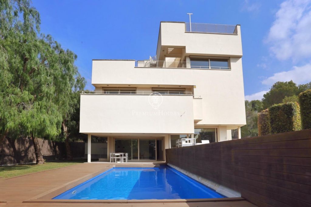 Casa d'arquitecte amb vista a la mar al costat del golf de Terramar, a la venda en Ca Girona, Sitge
