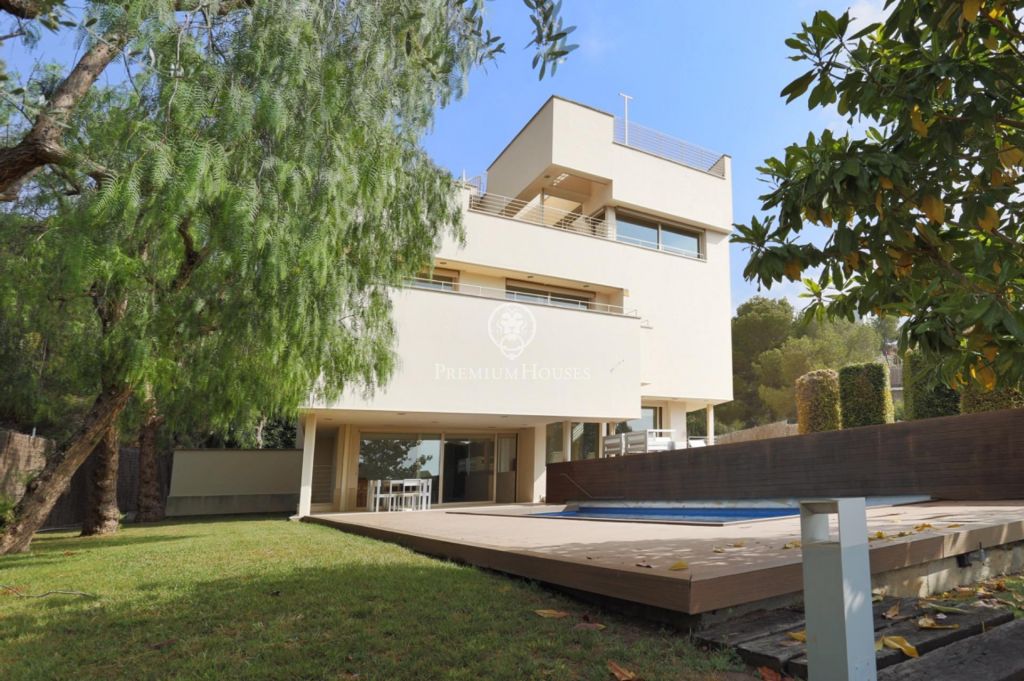 Casa d'arquitecte amb vista a la mar al costat del golf de Terramar, a la venda en Ca Girona, Sitge