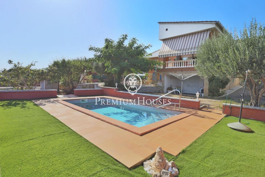 Casa amb piscina i vistes a Mas Alba a la venda