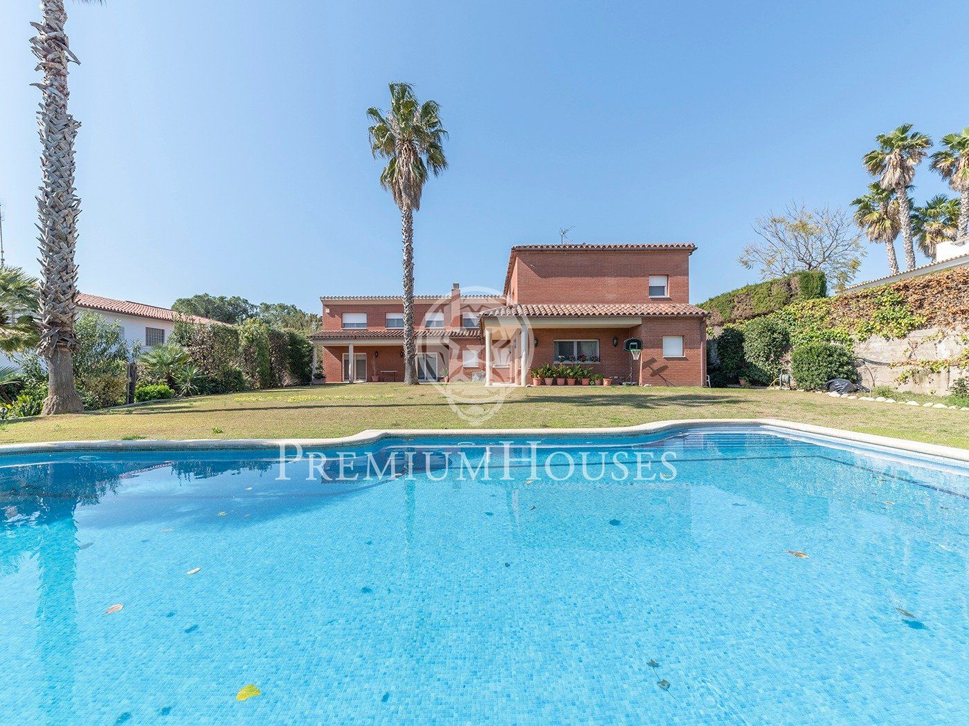 Espectacular casa a cuatro vientos y piscina a la venta en Vilanova i la Geltrú