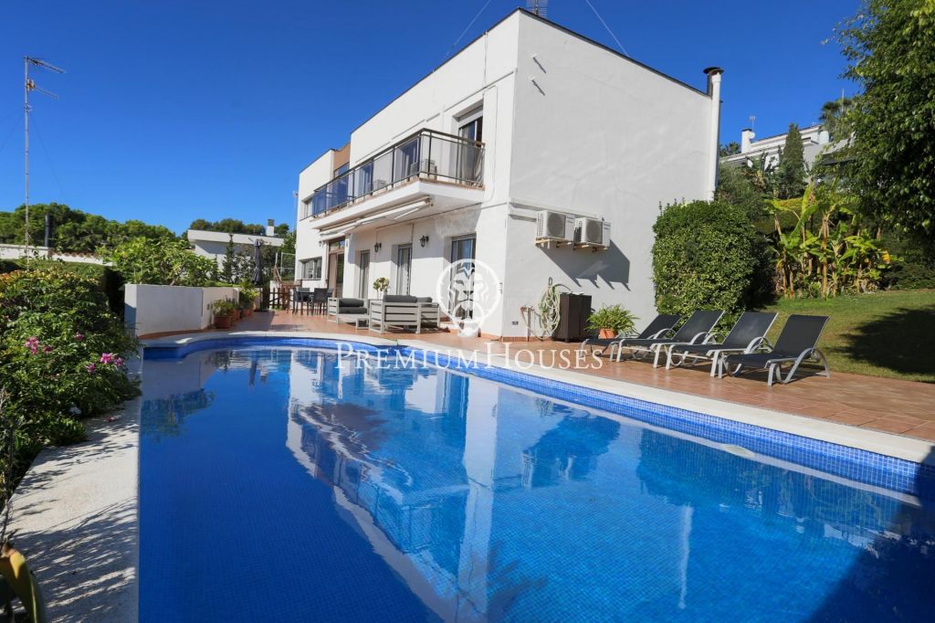 Casa a la venda amb vistes al mar i piscina a Vallpineda