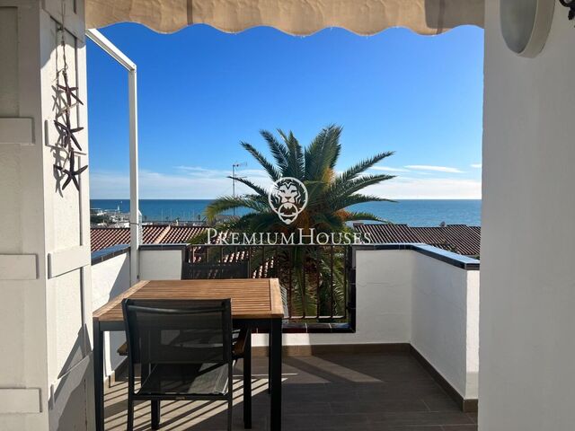 Piso con terraza y vistas al mar en alquiler vacacional en Aiguadolç, Sitges