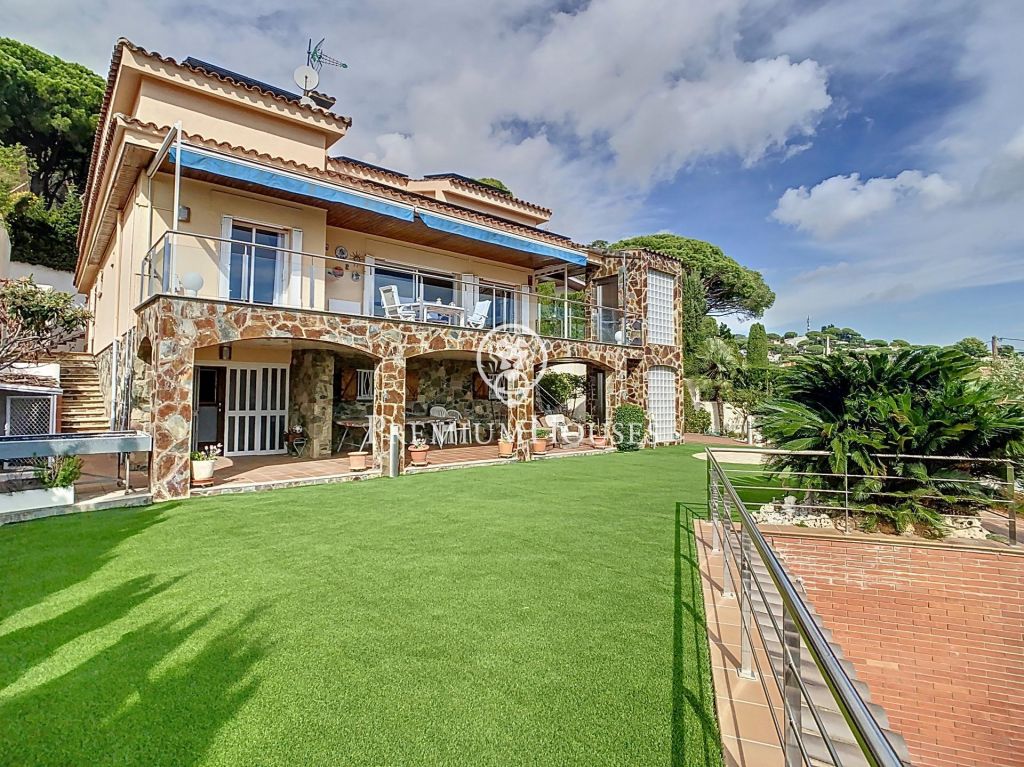Casa en venta con excelentes vistas al mar en Premià de Dalt