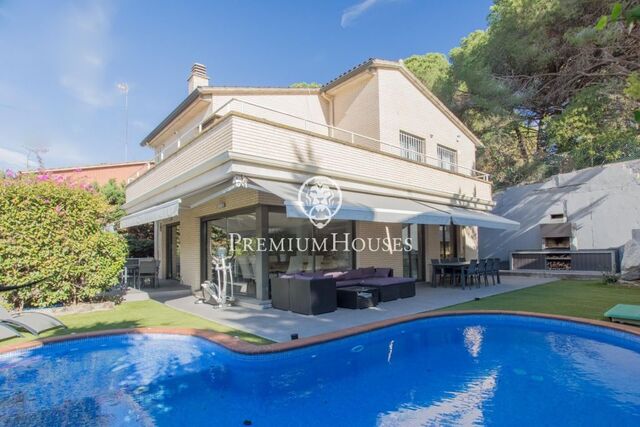 Maison à vendre dans le centre de Sant Vicenç de Montalt avec piscine.