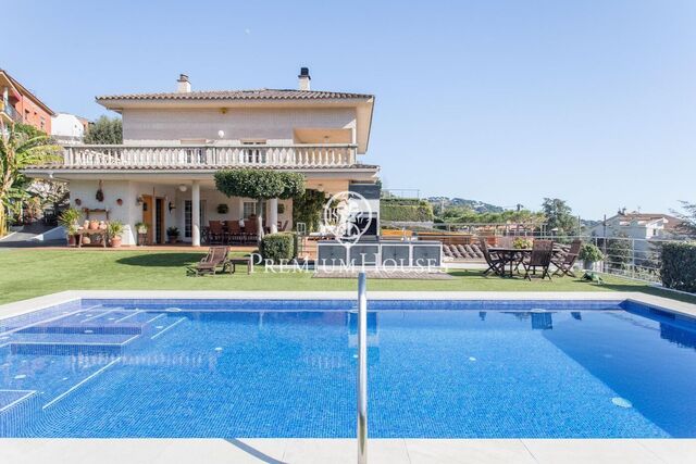 Espectacular casa en venta en Alella con piscina y vistas al mar