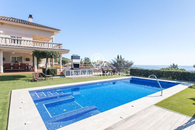 Spectacular house for sale in Alella with swimming pool and sea views