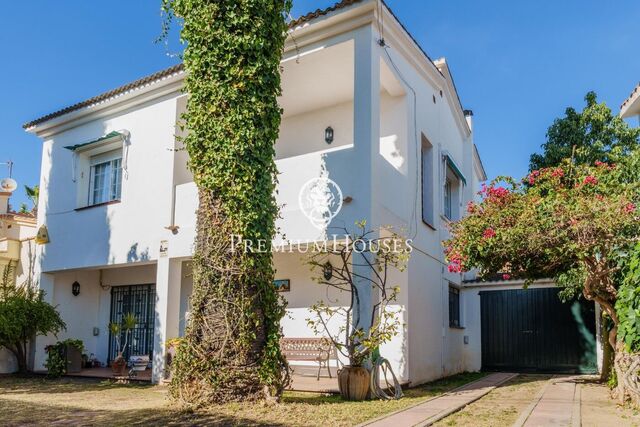 Продается отдельный дом с садом и бассейном в центре Сан-Пере-де-Рибес.