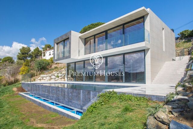 Casa en venta con espectaculares vistas al mar en Santa Susanna