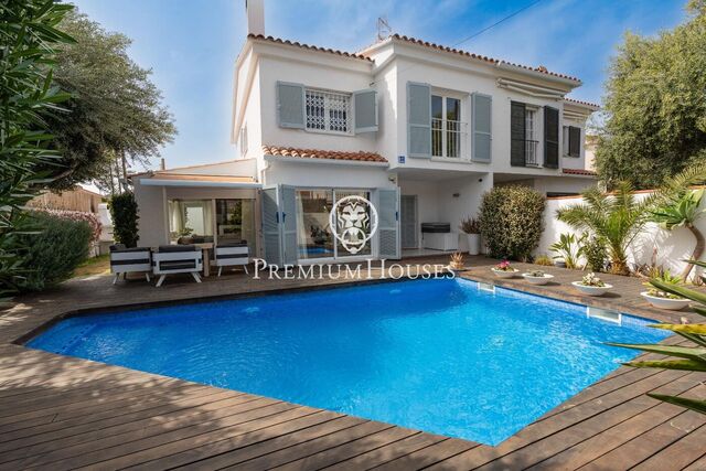 Corner Townhouse with Swimming Pool for Sale in Rocamar