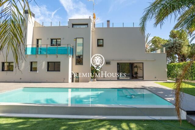 Casa moderna amb piscina a la venda a Vallpineda