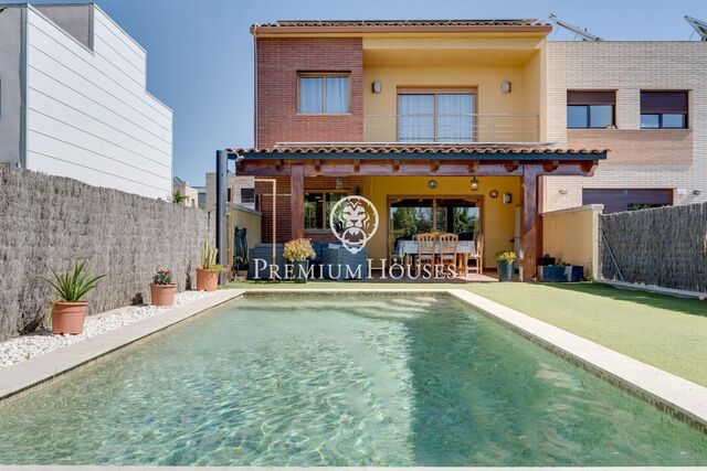 Casa adossada a la venda amb piscina a Fondo Somella