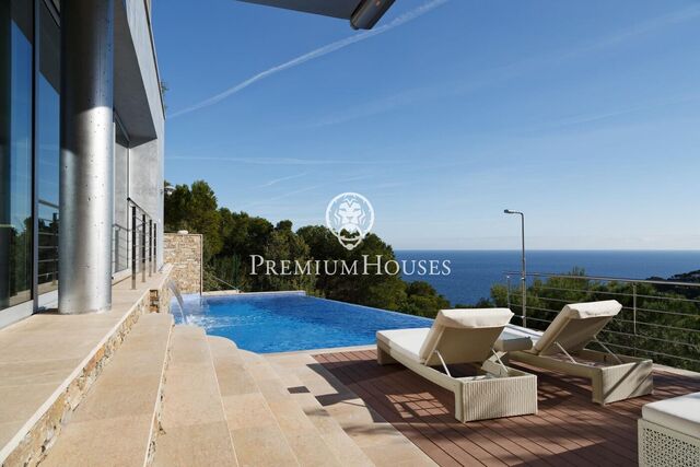 House for sale with stunning sea views in Tamariu