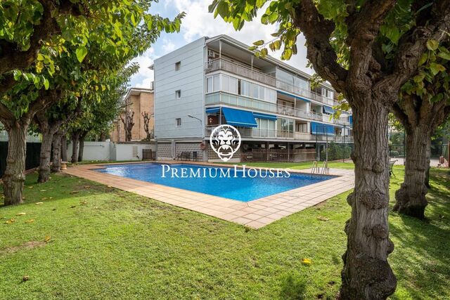 Ático con jardín y piscina comunitaria en Gavà Mar