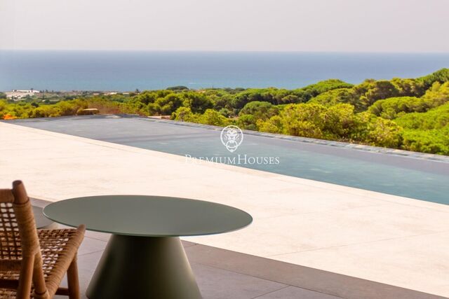 Exclusive new build houses with frontal sea views
