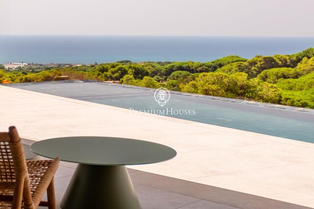 Exclusives cases d'obra nova amb vista frontals a la mar