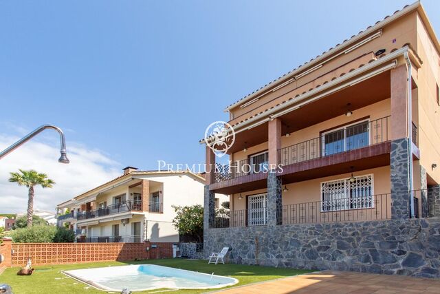 Casa independiente con piscina privada y vistas al mar en Arenys de Mar