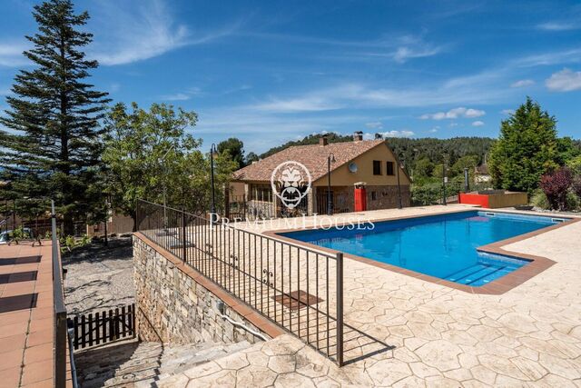 Casa con jardín y piscina en Prenafeta