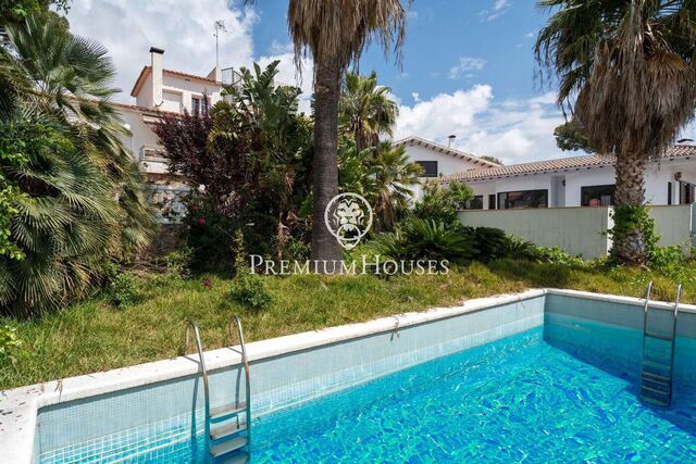 Casa amb jardí i piscina a Montmar