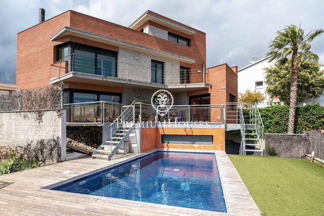 Modern House with Sea Views in Santa María