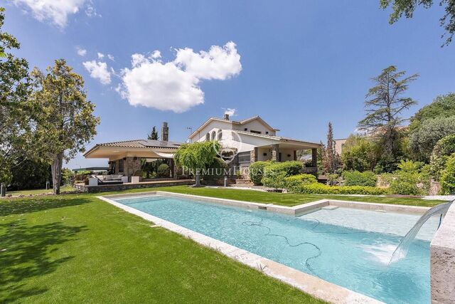 Exclusiva casa de diseño unifamiliar con piscina y jardín en Bellaterra