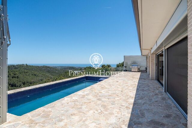 Casa a estrenar amb vistes al mar i la muntanya a Costa Cunit