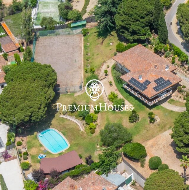 Exclusiva propietat a Sant Andreu de Llavaneres amb vista a la mar i parcel·la edificable