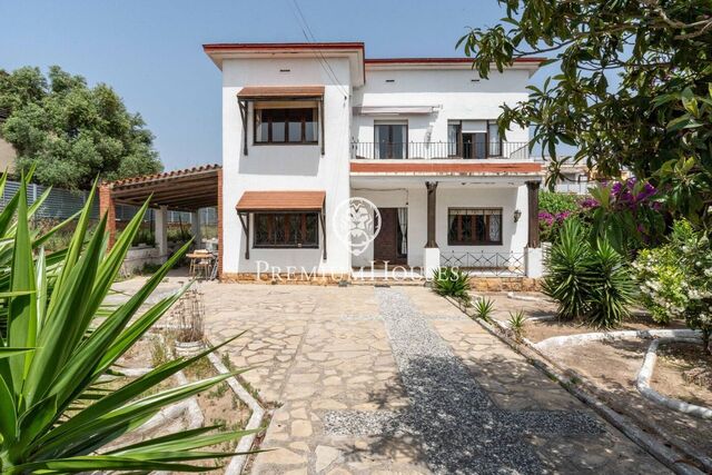Casa a reformar con jardín y piscina en Via Augusta