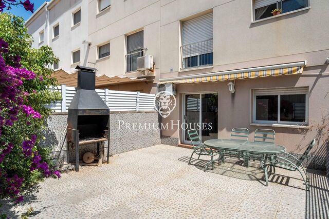 Maison mitoyenne avec patio et grand garage à La Collada