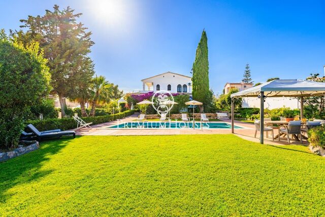 Casa reformada con piscina de alquiler temporal en Cunit
